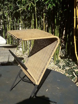 Petite table d'appoint des anneés 50, osier tressé et acier, Raoul GUYS - Photo 1/4