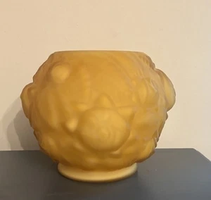 Bernsteinfarbene über weiß gefasste Glas Rosenschale mit geschwollenen Rosen - Bild 1 von 11