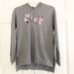 Nuevo con etiquetas Nike Niñas Sudadera con Capucha Pullover Manga Larga CK6571-091 Gris Logo y Flores Talla XL - Imagen 1 de 8