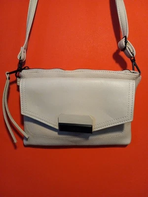 Bandolera Kenneth Cole Reaction color beige imitación cuero.  Foto 1 de 4