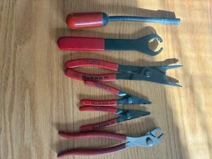 Lote De Colección de 6 Alicates NOS Proto 390, 395, más Llave 218G - Hecho en EE. UU. - Imagen 1 de 7