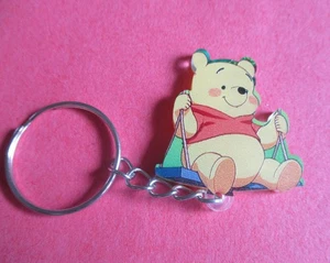Winnie the Pooh on a Swing - Llavero acrílico NUEVO 11/2" - Imagen 1 de 2