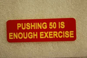 PUSHING 50 È ABBASTANZA ESERCIZIO (distintivi divertenti) - Foto 1 di 1