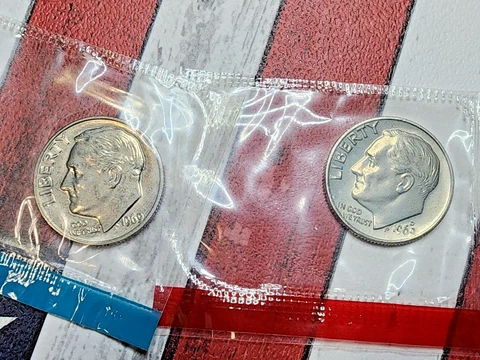 1969 P & D Roosevelt Dime Set (2 Coins) *MINT CELLO*   **FREE SHIPPING** Cover