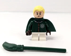 LEGO Harry Potter Draco Malfoy Slytherin Quidditch Uniform mit Besen Minifigur - Bild 1 von 6