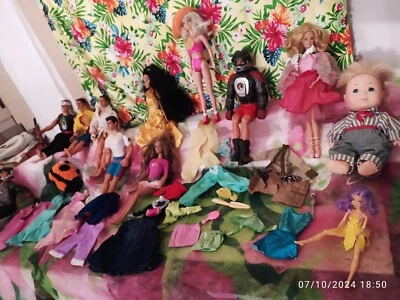 IDEA REGALO NATALE RICCO LOTTO GIOCATTOLI BAMBINI BARBIE ACTION MAN E ACCESSORI - Immagine 1 di 4