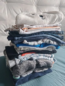 Enorme paquete de ropa para bebés niños de 0-3. Pantalones vaqueros tops chalecos chaqueta - Imagen 1 de 6