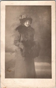 CARTOLINA RPPC donna grande cappello fantasia Fur Grove City, Minnesota Ki11 - Foto 1 di 2