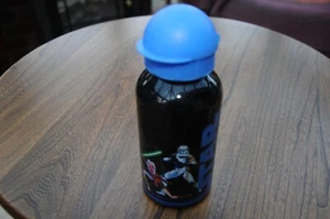 Botella Star Wars Ali Cuerpo Negro y Tapa Azul Azul "Star Wars" escrita en el lateral - Imagen 1 de 4