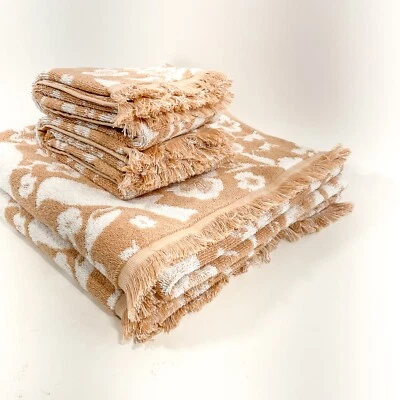 Deborah Connolly Designs 4Pc Set Towels 2 Bath 2 Hand Pink & White New - Image 1 of 4