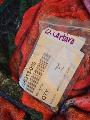 006313-000 ; 004507-000 ; 006015-000 GENUINE OEM VIKING Gas Valve & Bolt Kit B90 - Image 1 of 2