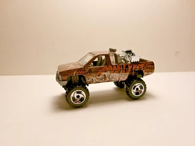 Camión Nissan 2000 Hot Wheels Mainline Series marrón Foto 1 de 2