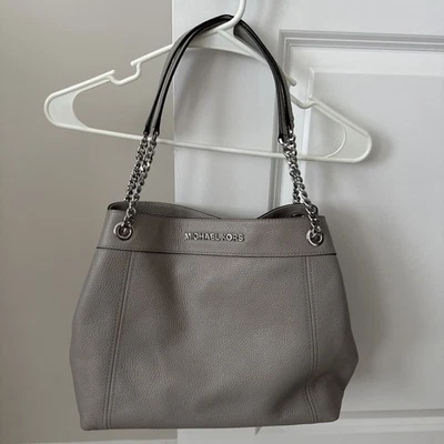 MICHAEL KORS JET SET ТОВАР БОЛЬШАЯ ЦЕПОЧКА ПЛЕЧА ГАЛЕЧНОЙ КОЖИ СУМКА С КОРОТКИМИ РУЧКАМИ ЖЕМЧУЖНО-СЕРЫЙ - Изображение 1 из 4