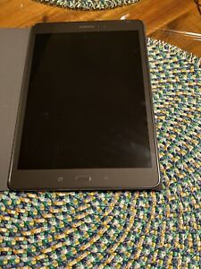 Samsung Galaxy Tab A SM-T550 9.7 in, 32GB, INCLUDES KEYBOARD AND CASES BUNDLE