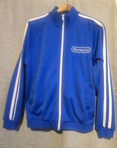 Nintendo Herren Trainingsjacke World Champion 1985 blau weiß gestreift Größe S - Bild 1 von 6