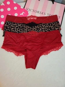 Victoria's Secret 3er-Pack freche Höschen aus seidigem Satin zum Schnüren hinten Größe M rot Leopard - Bild 1 von 6