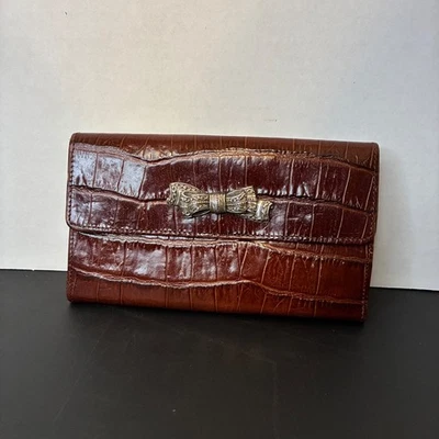 Cartera de cuero Brighton marrón cocodrilo en relieve arco cierre a presión plateada occidental Foto 1 de 4
