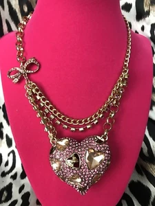 ENORME Collar Betsey Johnson Pinkalicious Corazón Hinchado Cristal Rosa Joya Oro - Imagen 1 de 7
