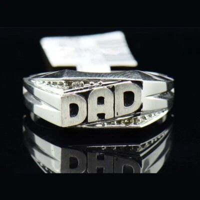 Anillo para hombre 0,05 Ctw brillante moissanita enchapado en oro blanco de 14K PAPÁ esmalte negro Foto 1 de 4