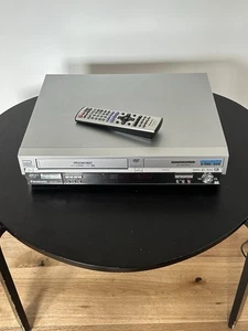 Panasonic DMR-E75VEG VHS-Rekorder/DVD-Rekorder Silber - Bild 1 von 4