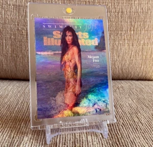 ☀️ 2023 Sports Illustrated SI MEGAN FOX Badeanzug Ausgabe ACEO Prizm Refractor CARD - Bild 1 von 3