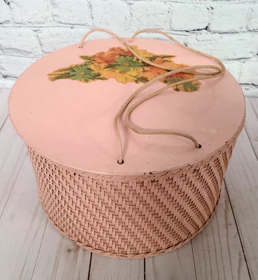 Cesta de costura vintage de mediados de siglo rosa de los años 40 redonda con tapa de madera de mimbre elegante en mal estado Foto 1 de 4