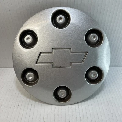 ЦЕНТРАЛЬНЫЙ КОЛПАК КОЛЕСА CHEVROLET COLORADO 2004-2008 ОТ ОРИГИНАЛЬНОГО ПРОИЗВОДИТЕЛЯ СЕРЕБРИСТЫЙ 9593979 - Изображение 1 из 4