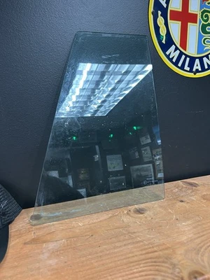 Mercedes Benz W123 Wagon Estate Right Rear Door Quarter Window Foto 1 de 3