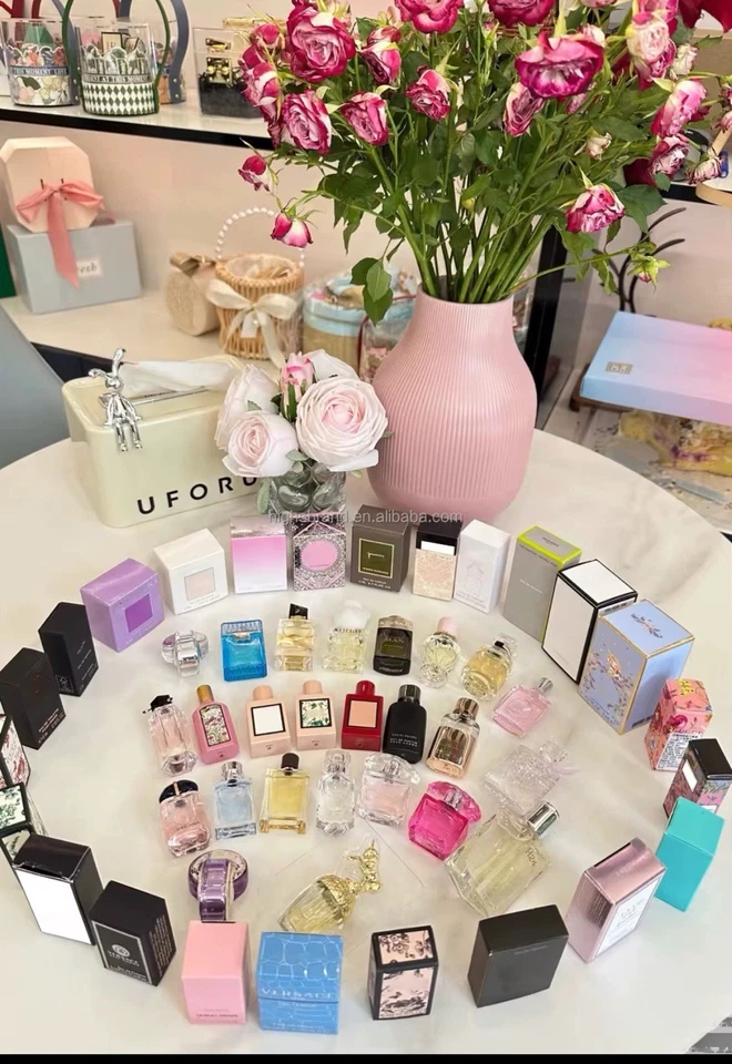 Lote de 17 mini botellas de fragancia para mujer Foto 1 de 4