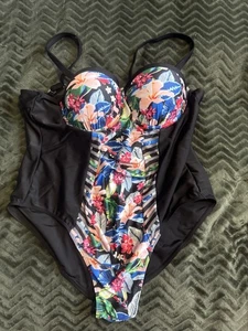 LADIES PLUS SIZE BRIGHT FLORAL/BLACK UNDERWIRED SWIMMING COSTUME UK 26 VGC - Picture 1 of 7