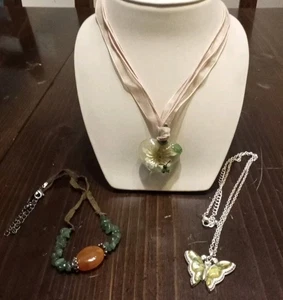 Lot Of 3 Vtg Chokers Necklaces Glass Pendant Beaded Butterfly Very Pretty - Picture 1 of 15