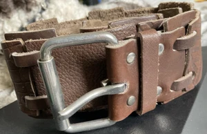 Cintura grossa boho vintage in pelle marrone in rilievo con fibbia argento - Foto 1 di 5