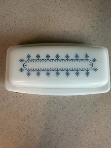 Vintage Pyrex Blue Snowflake Garland Covered Butter Dish Blue White USA - Picture 1 of 10