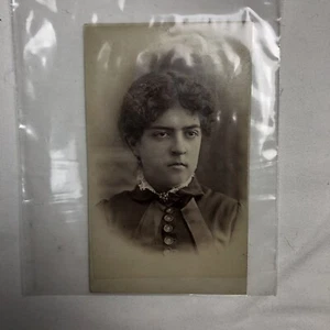 Tarjeta de visita con foto CDV modesta para mujer joven de la época victoriana antigua en negro - Imagen 1 de 2