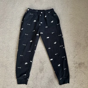 Nike Club Fleece AOP Print Jogginghose Schwarz Gym Herren Medium M - Bild 1 von 7