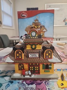 Disney Weihnachtsdorf Abt. 56 Mickys Bahnhof beleuchtete Figur 8,5 Zoll - Bild 1 von 7