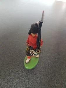 BRITAINS TOY SOLDIER SCOTTISH GUARD - Picture 1 of 5