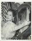 1955 Press Photo Lady wearing gloves designed by Perrin of Paris, France