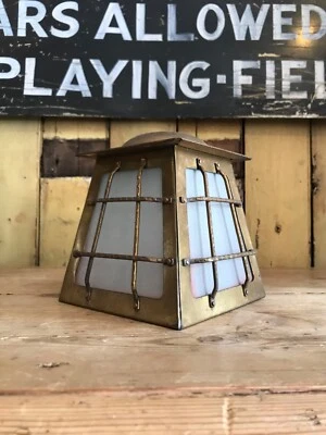 Antigua lámpara de luz de porche de pasillo de linterna de latón y vidrio esmerilado artesanal Foto 1 de 4