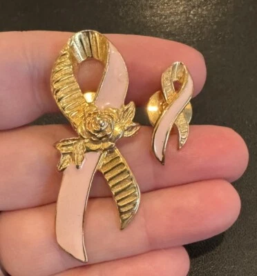 Набор из 2 ленточных булавок осведомленности о раке молочной железы с подписью Avon большой маленький - Изображение 1 из 4