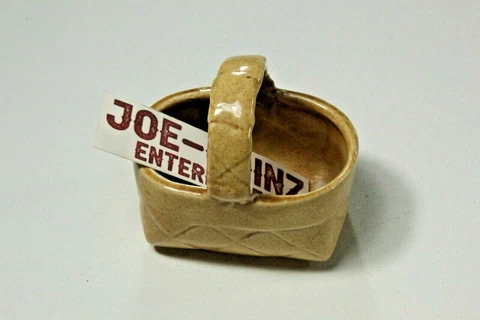VINTAGE CERAMIC WICKER PICKNICK BASKET Cover