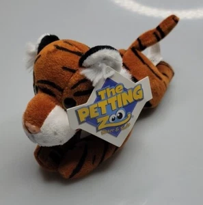 NUEVO CON ETIQUETAS THE PETTING ZOO Pequeño Gato Tigre Rayas 6" Peluche Animal Acostado - Imagen 1 de 8