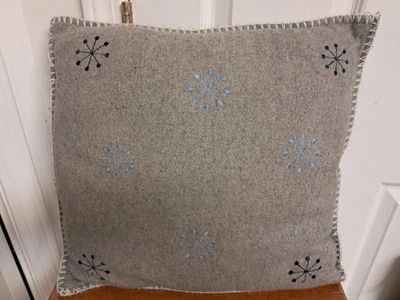 Almohada Martha Stewart Gris Lana Azul Copo de Nieve, 18 X 18 Invierno Navidad  Foto 1 de 4