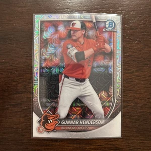 2025 Bowman #2 Gunnar Henderson Cromo Rifrattore Mojo - Foto 1 di 2