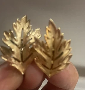 Krone Trifari Blatt Clip Ohrringe goldfarben Vintage Schmuck 1 1/8" 60er Jahre - Bild 1 von 6