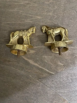 VINTAGE WESTERN HORSE WITH SADDLE GOLD TONE METAL TROPHY TOPPER APPROXIMATELY 4” - Image 1 of 2