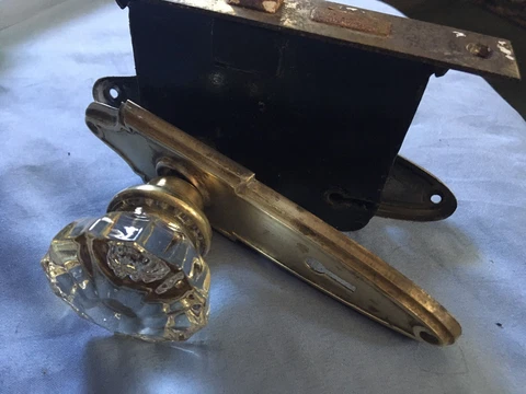 1930s SARGENT LOCK WITH TWO GLASS DOOR KNOBS WITH TWO BRASS SKELETON KEY PLATES Cover