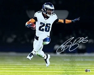 Philadelphia Eagles Saquon Barkley Signed 16x20 Stiff Arm With Beckett COA - Picture 1 of 1