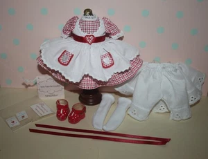 8" Madame Alexander rotes Herz Outfit mit Etikett LIEBESNOTIZEN FÜR OMA - Bild 1 von 5