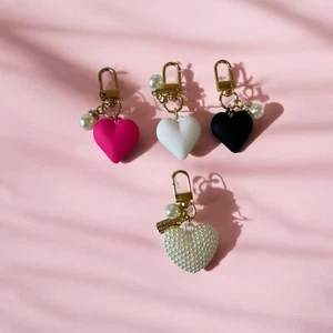 Llavero Heart Bag Charm con cuentas de perlas 4 opciones de color – Coqueta estética - Imagen 1 de 21